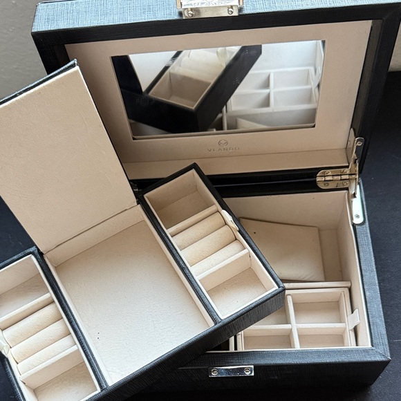 Black Jewelry Box for women - Picture 4 of 5